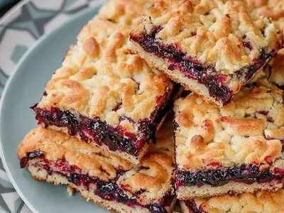 Тертий пиріг з чорною смородиною