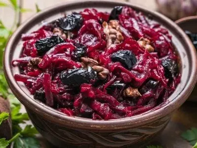 Салат із буряка, волоських горіхів і чорносливу