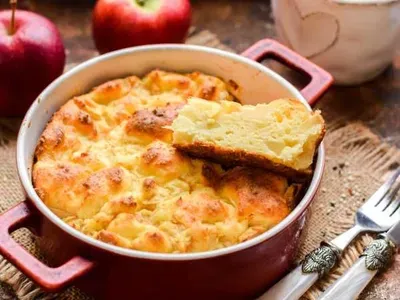 Пудинг з кисломолочним сиром та яблуками