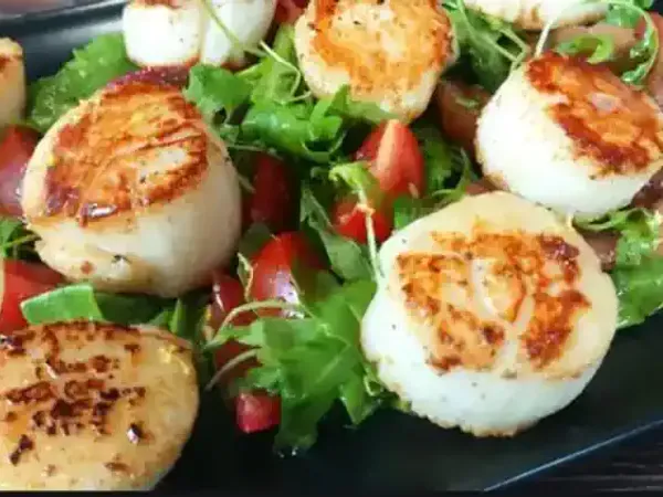 Фото: Апетитні морські гребінці з авокадо та зеленню