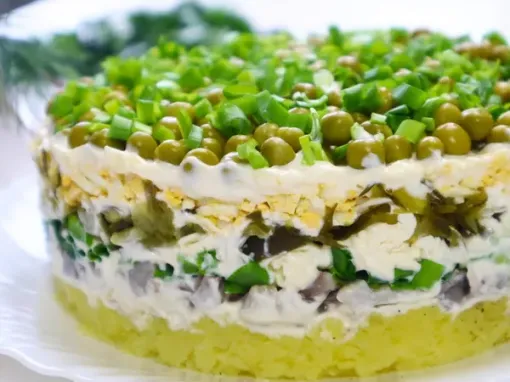 Фото: Картопляний салат з оселедцем та плавленим сиром