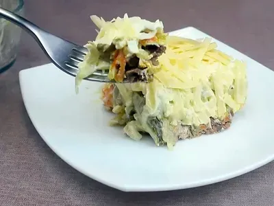 Багатошаровий салат з курячої печінки