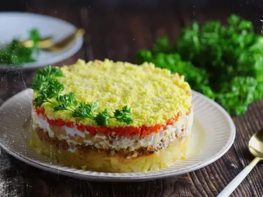 Салат з тунцем і маринованим перцем, викладений шарами