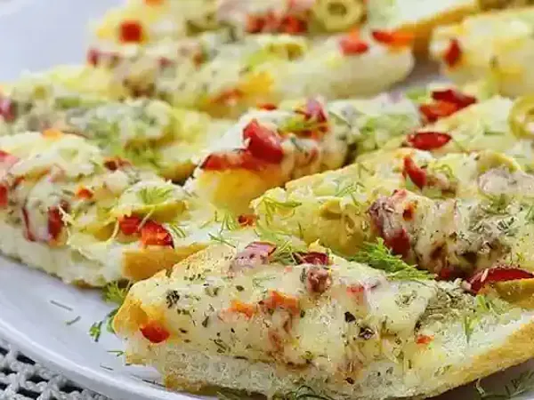 Багет з сиром, часником й оливками