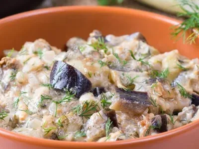 Фото: Баклажани з грибами, тушковані у сметані