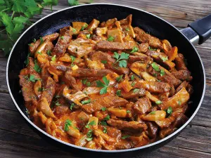 Фото: Бефстроганов з яловичини