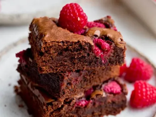 Фото: Шоколадний брауні з малиною