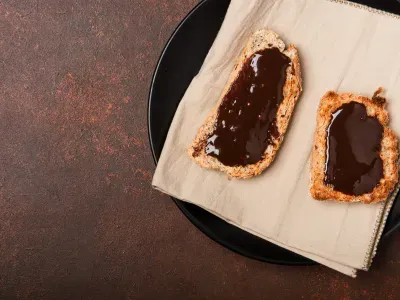 Фото: Булочка Бріош з шоколадним кремом