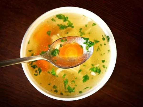Курячий бульйон з овочами та ароматною зеленню