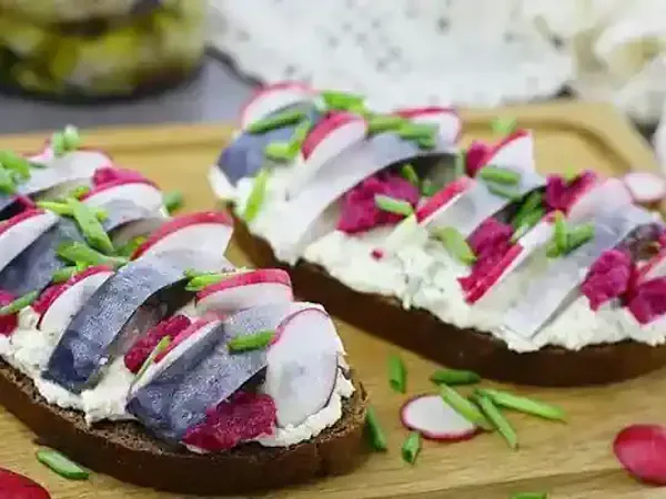 Фото: Бутерброди зі скумбрією та редискою