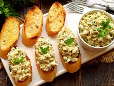 Фото: Бутербродна намазка з тунцем та оливками