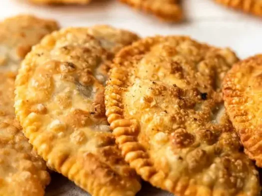 Класичні хрусткі чебуреки з яловичим фаршем