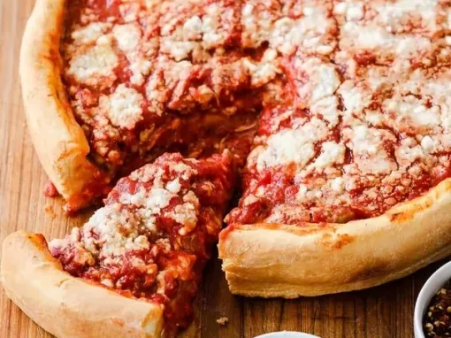 Фото: Чиказька піца з ковбасою та моцарелою