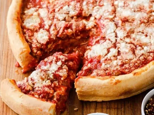 Чиказька піца з ковбасою та моцарелою