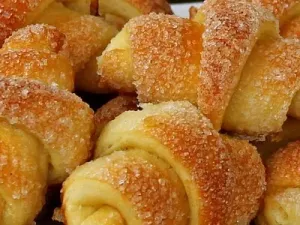 Цукрові рогалики з кисломолочного сиру 