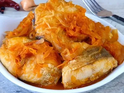 Минтай з овочами у духовці