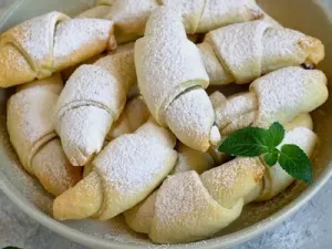 Рогалики з повидлом на сметані