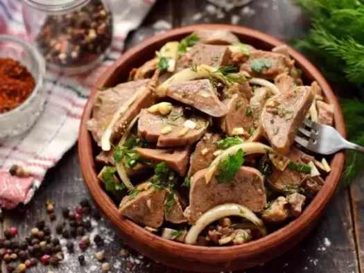 Маринований свинячий язик з часником