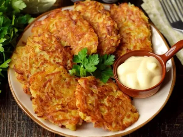 Деруни з сосисками та сиром