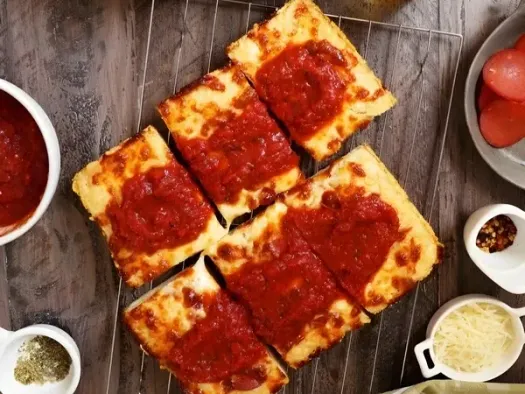 Детройська піца з ковбасою та трьома сирами