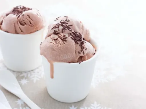 Фото: Домашнє морозиво зі згущеного молока та сметани