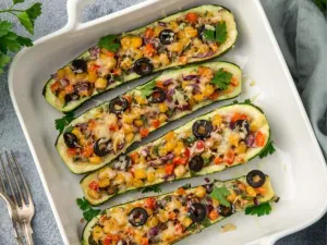Фаршировані цукіні з кисломолочним сиром та овочами