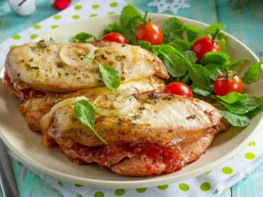 Фаршировані курячі грудки з томатами та зеленню