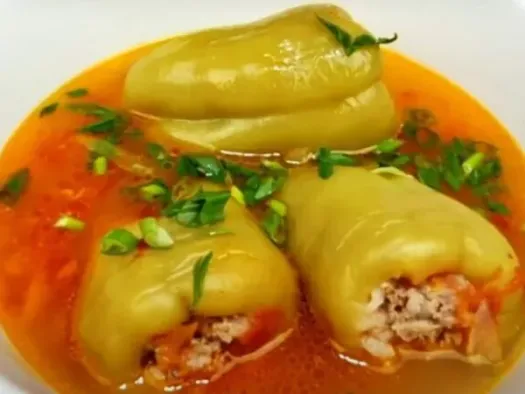 Тушковані фаршировані перці з м'ясом та рисом 
