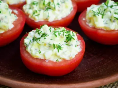 Фото: Фаршировані помідори з твердим сиром і часником