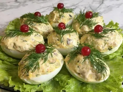 Фаршировані яйця з печерицями і майонезом