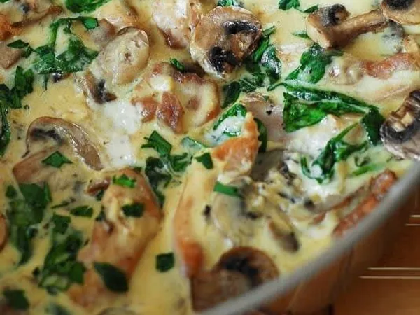 Фрикасе з курятини зі шпинатом та печерицями