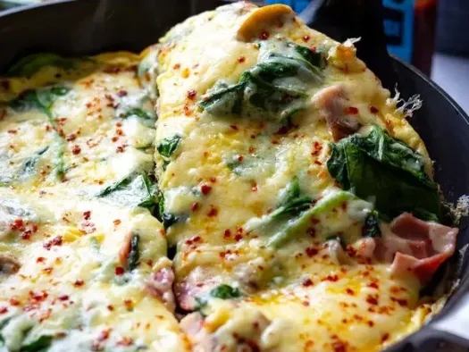 Фріттата з грибами, шинкою, шпинатом і сиром