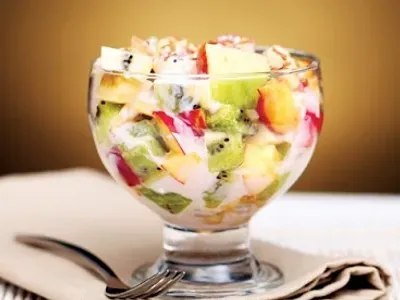 Фото: Фруктовий салат з вершками та шоколадом