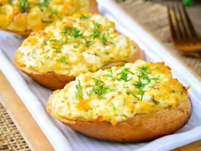 Фото: Гарячі бутерброди з плавленими сирками та яйцем
