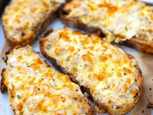 Гарячі бутерброди з тунцем та твердим сиром