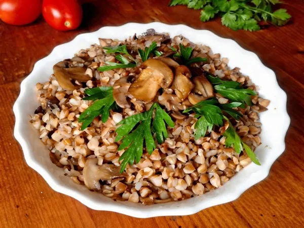 Гречана каша з печерицями та овочами