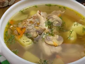 Гречаний суп із грибами