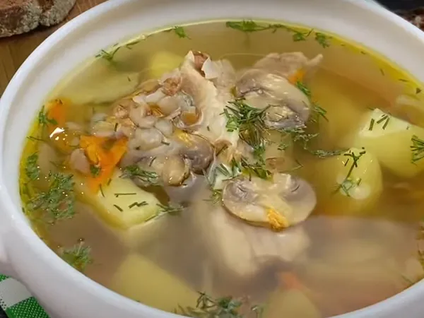 Гречаний суп із грибами