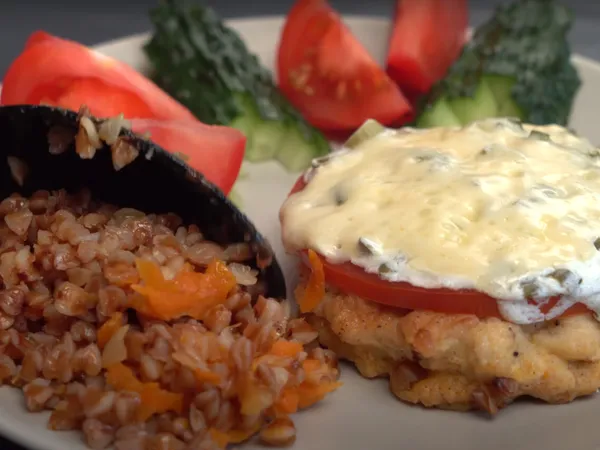 Фото: Гречка з котлетами та смачним соусом