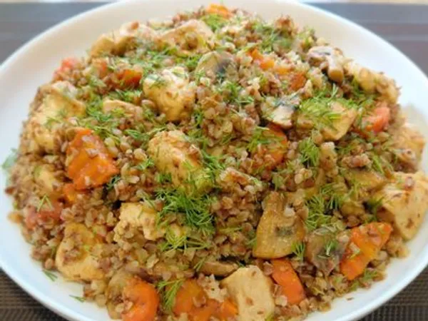 Гречка з куркою та грибами на сковороді 