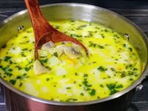 Фото: Кремовий грибний суп з вершковим сиром та овочами