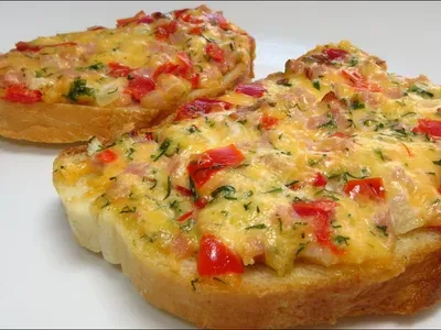 Фото: Гарячі бутерброди у духовці з ковбасою та овочами