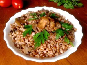 Гречана каша з печерицями та овочами