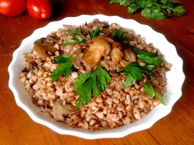 Гречана каша з печерицями та овочами