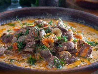Гуляш з курячих сердечок на сковороді