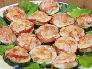 Кабачки з фаршем та сиром