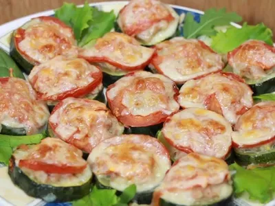 Кабачки з фаршем та сиром
