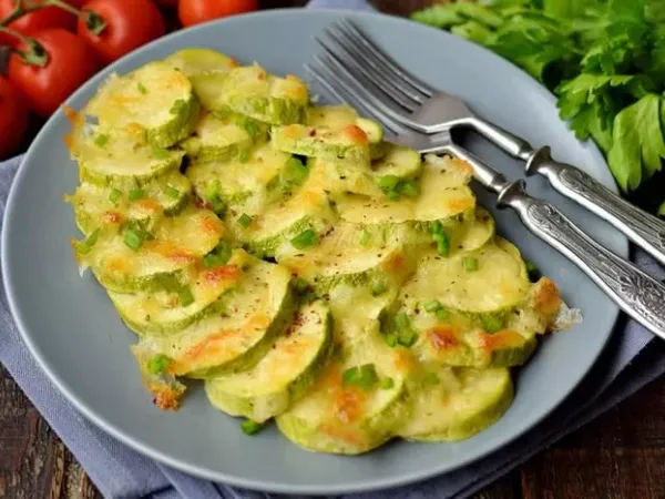 Кабачки з моцарелою в духовці