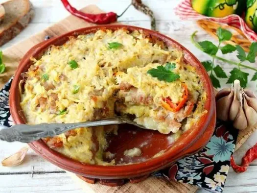 Кабачкова запіканка з фаршем у сметанно-яєчній заливці