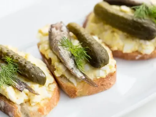 Фото: Канапе зі шпротами, яйцем та маринованим огірком